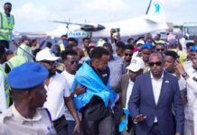 El árbitro vetado por Estados Unidos es recibido como un héroe a su regreso a Somalia