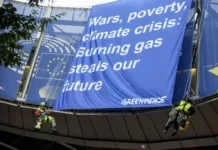 Greenpeace cuelga una pancarta gigante en la Eurocámara contra el aumento de precios de la energía